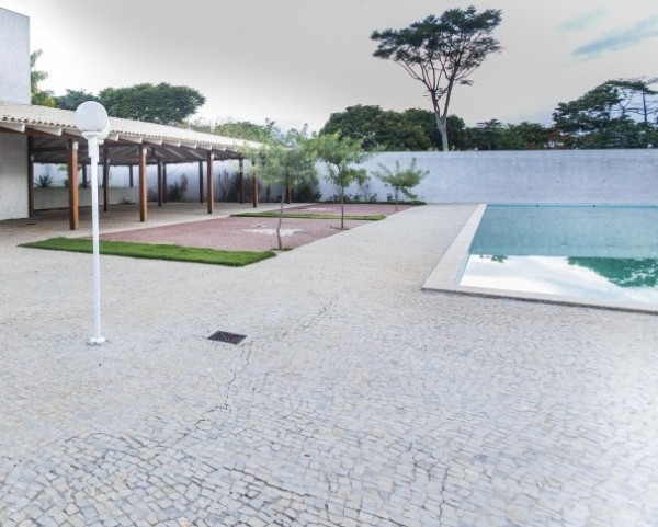 piso pedra portuguesa piscina