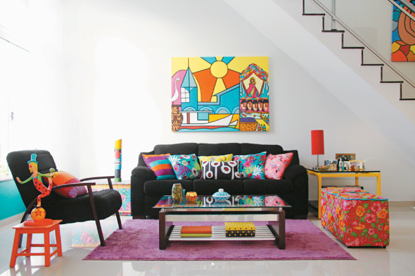 sofa-preto-com-almofadas-coloridas