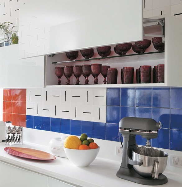 cozinha com azulejo colorido na parede