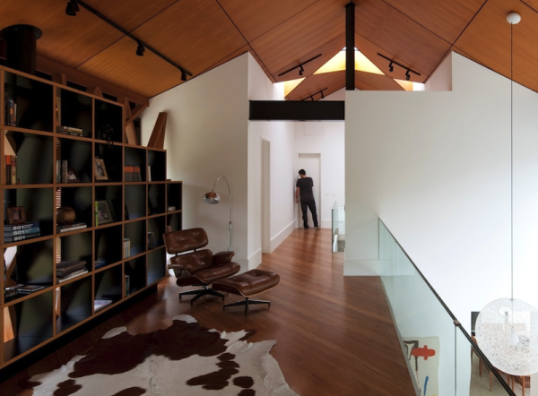 corredor estante poltrona charles eames teto inclinado madeira