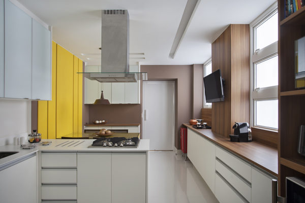 cozinha branco marrom madeira amarelo bancada cooktop