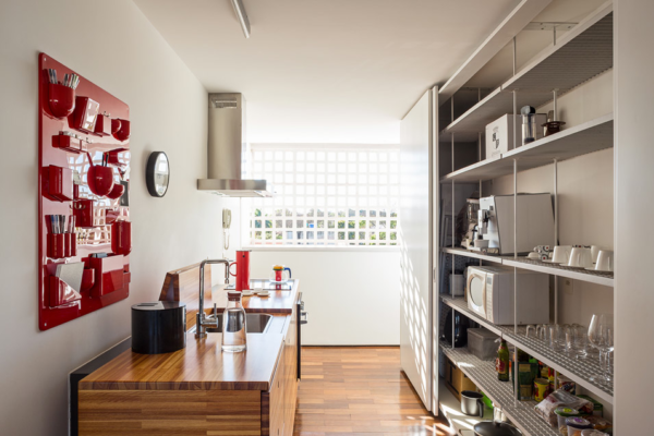 cozinha moderna aberta prateleira inox estante vazada bancada madeira