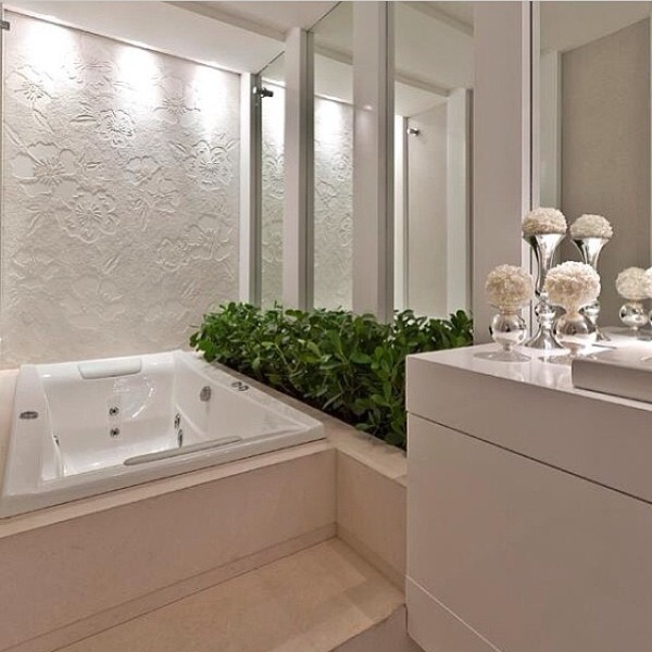 banheiro com papel de parede branco texturizado