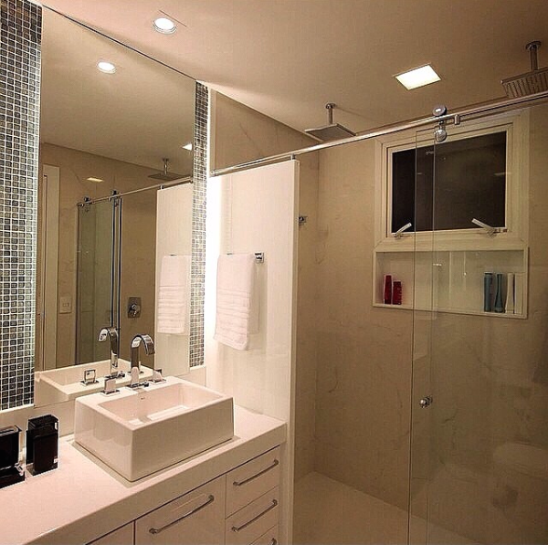 banheiro pequeno ducha teto iluminacao embutida