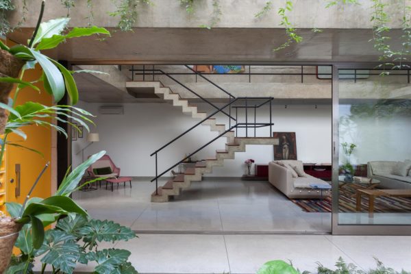 casa moderna com escada de concreto aparente